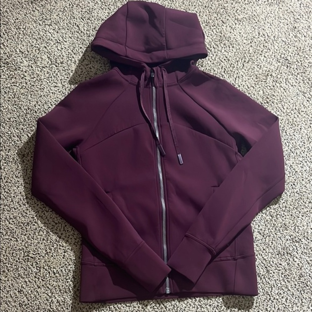 Lululemon Tech Lux jacket in the color garnet size 8